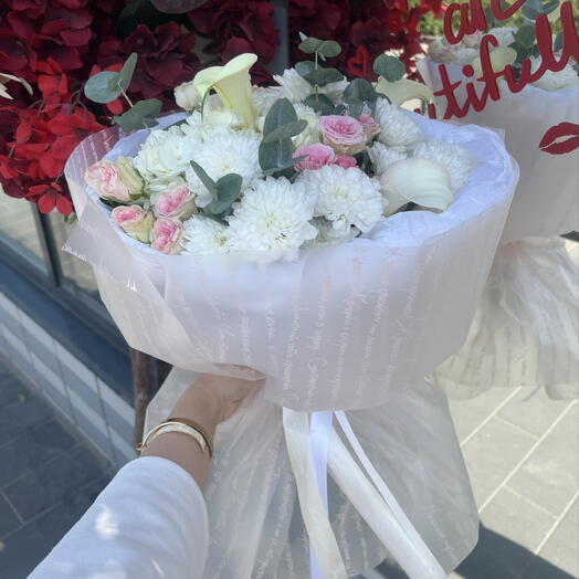 Букет с каллами, гортензией и кустовой розой💞