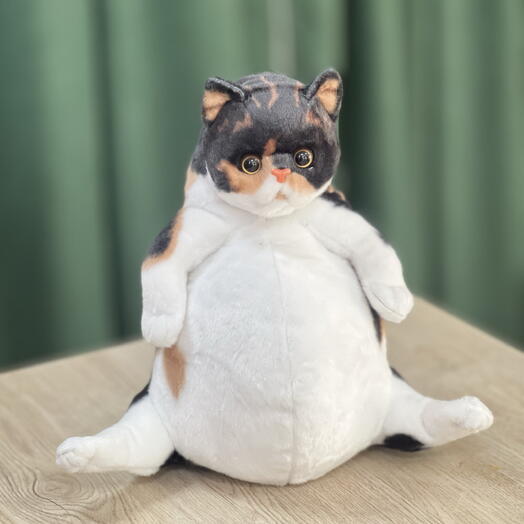 Мягкая авторская игрушка «Сытый трехцветный кот»