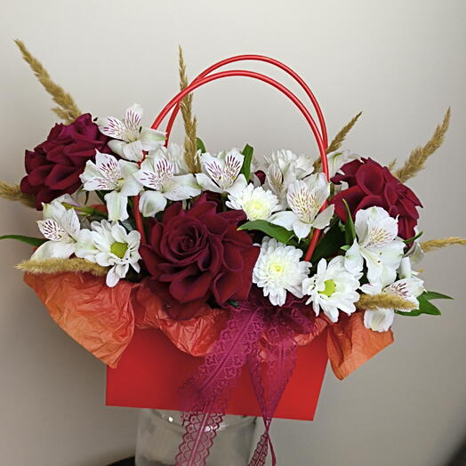 Композиция в красных оттенках из роз и альстромерии в сумочке🌹
