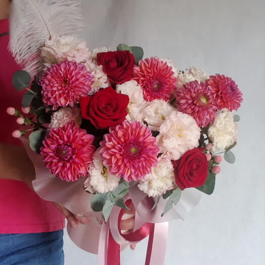 Композиция с розами, георгинами и эустомой