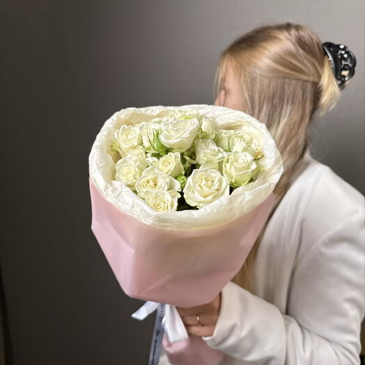 Букет 7 белых кустовых роз
