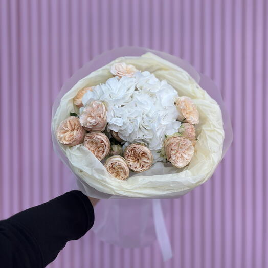 Нежный букет с гортензией и кустовыми розами