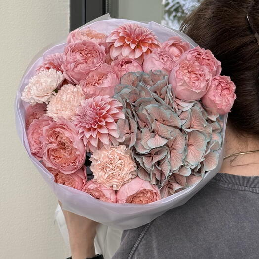 Garden roses with cosmic shade Hydrangeas
