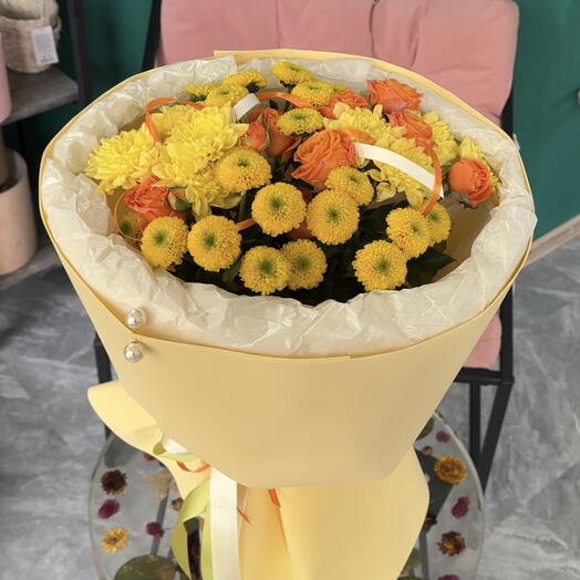 Сборный букет из желтых кустовых хризантем и оранжевой кустовой розы