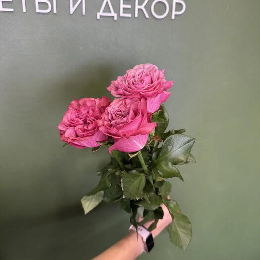 Шикарный букет из пионовидных роз