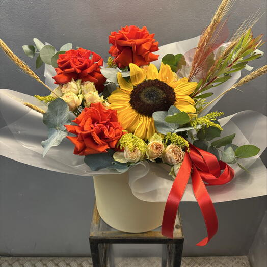 Коробка с розами, подсолнухом, эвкалиптом, сафари, солидаго
