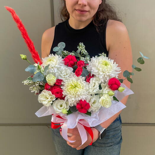 Красно Белый Цилиндр L с Пышной Хризантемой, Эустомой и кустовыми Розами 🎁