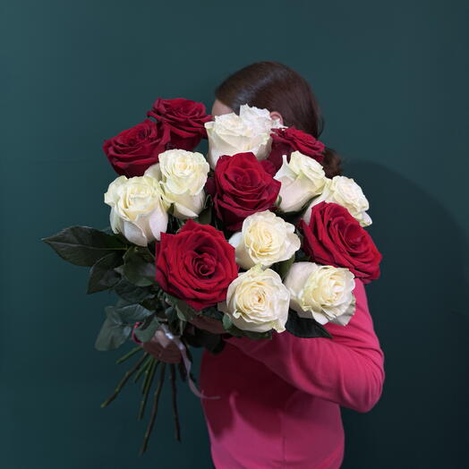 15 белых и бордовых роз