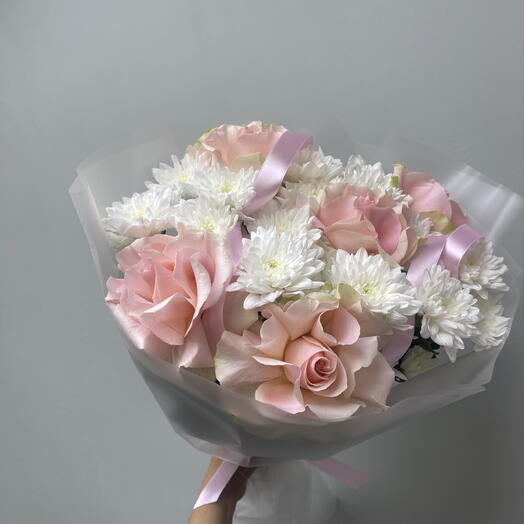 Букет из французских роз с кустовой белой хризантемой