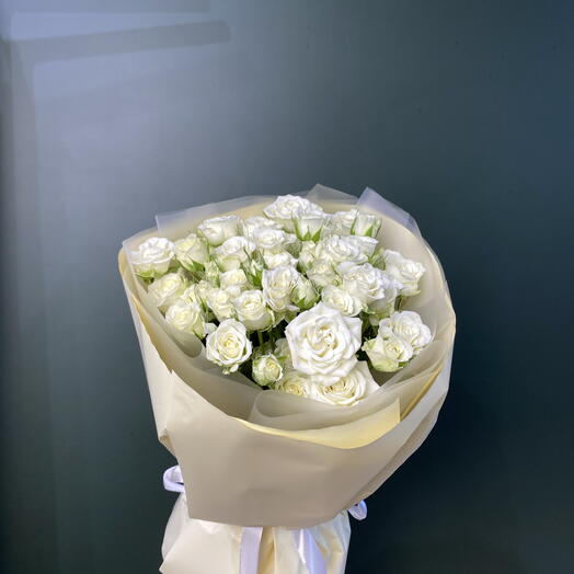 Букет из белой кустовой розы 11шт