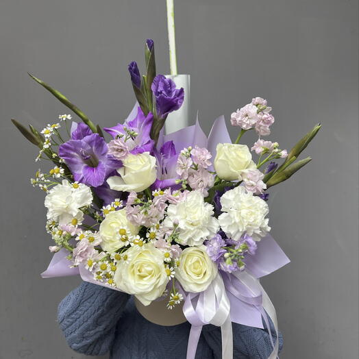 Сиреневая композиция с Белыми Розами, Гладиолусами и Маттиолой 💜