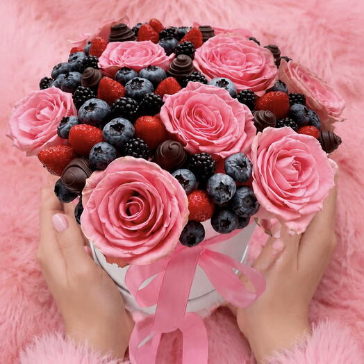 Клубника в шоколаде с розами «Roseser»