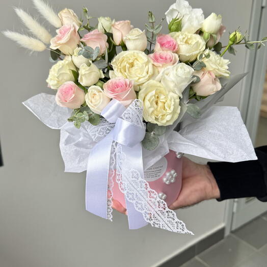 Композиция из белых роз