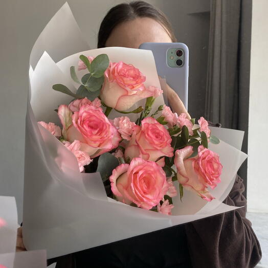 Букет из роз и кустовых диантусов