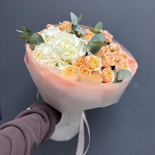 Гортензия и кустовая Роза