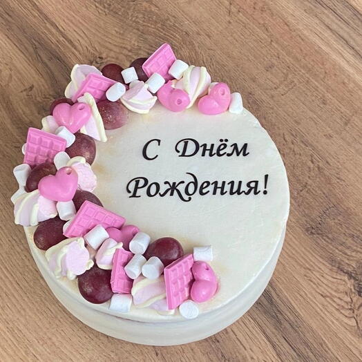 Торт на день рождение с надписью и украшением