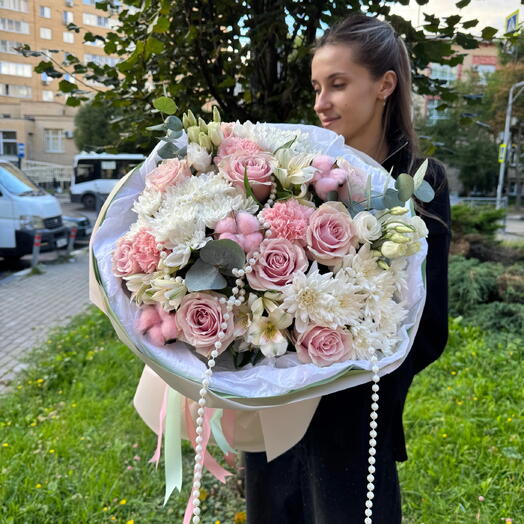 Букет с розами и хризантемами Пастельный жемчуг