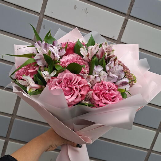 Прекрасного дня💖Букет из роз,альстромерии и рускуса
