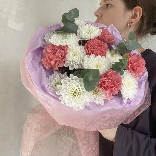 Букет из розовых гвоздик и хризантем