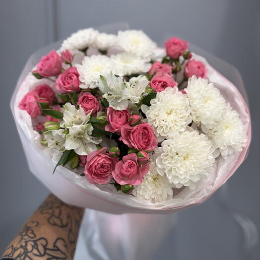 Стойкий букет с кустовыми розами, альстромериями и хризантемой 🌸🩷😍