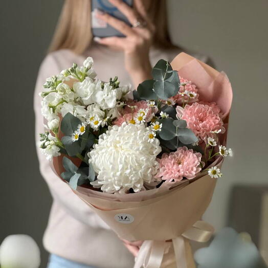 Милый букет с хризантемой