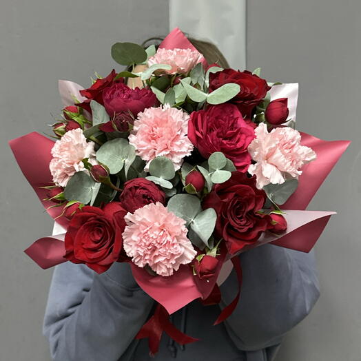 Композиция с Малиновой Пионовидной Розой и Кружевными Диантусами🌺