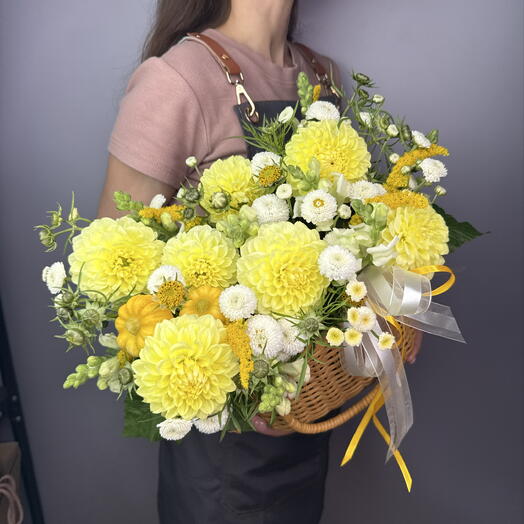 Солнечные фермерские георгины в корзине