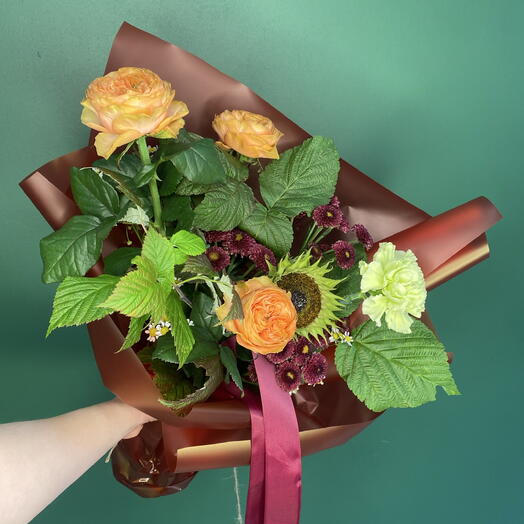 Пышный Букет с Розами, Диантусом, Камилой, Сантини и Подсолнухом