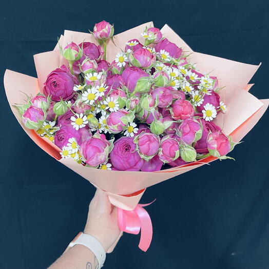 Букет из кустовых пионовидных роз и ромашек