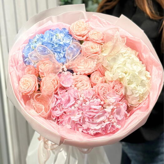 Нежный букет с гортензией и кустовой розой🎀
