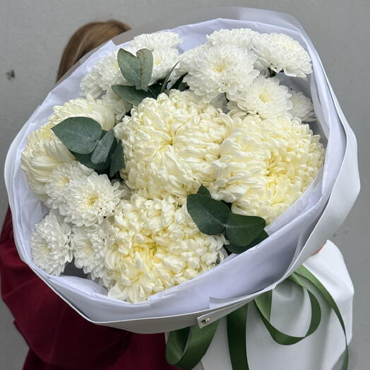 Воздушный букет хризантемы бигуди, хризантемы Алтай и эвкалипт
