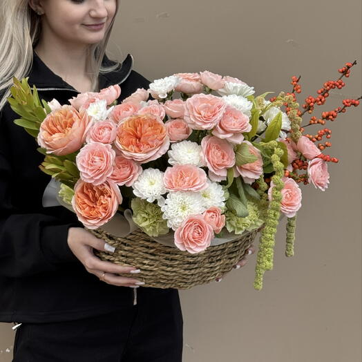 Корзина из кустовых хризантем, роз и Илекса