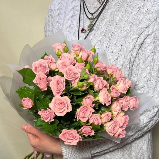 Букет из 9 нежных розовых кустовых роз в упаковке