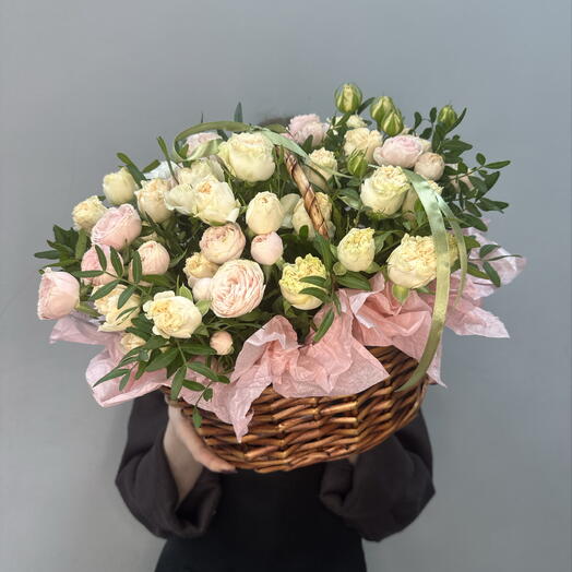 Корзина с нежными кустовыми розочками