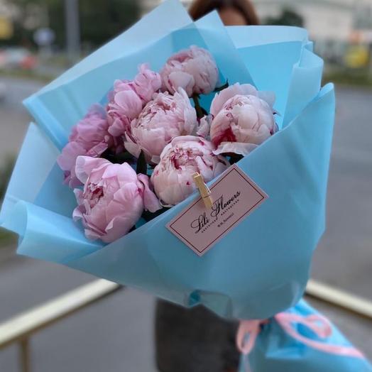 Букет пионов в голубой упаковке