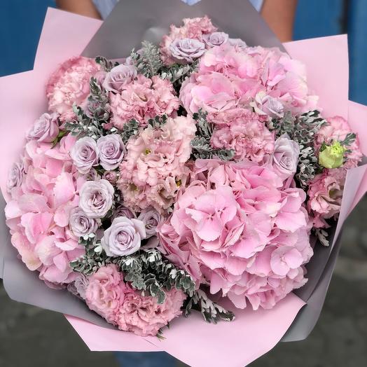 Ramo de hortensias y rosas