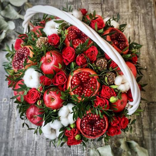 Корзина большая с фруктами и хлопком