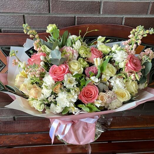 Ramo de rosas y Lisianthus, con mattiola fragante