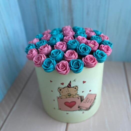 Caja de sombreros de 37 rosas de chocolate rosa y azul