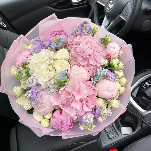 Ramo de peonías, hortensias, rosas en forma de peonía