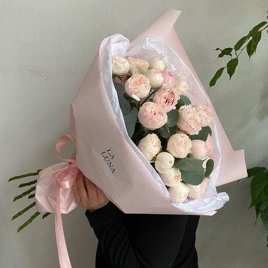 Monobooket de 9 rosas de peonía arbustivas con eucalipto