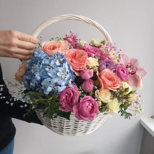 Корзина с цветами ассорти