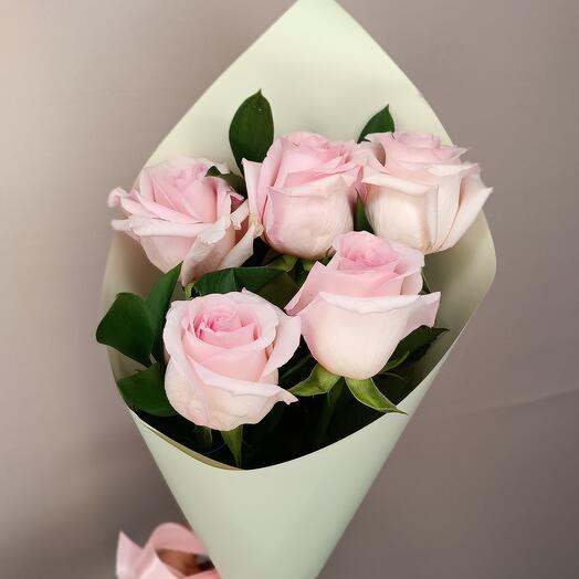 5 pink roses (color to choose) with ruskus