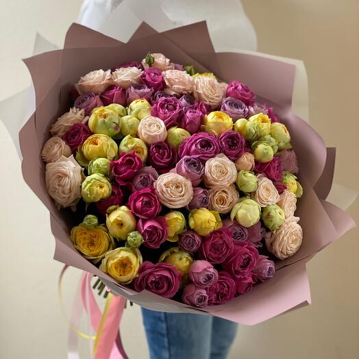 Una mezcla de rosas de peonía arbustivas en un paquete de diseño