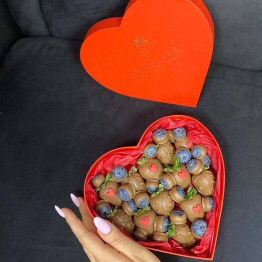 San Valentín con fresas y arándanos cubiertos de chocolate
