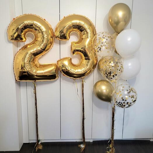 Globos de aire Sofisticación y estilo de oro. Dos dígitos y una fuente de 10 bolas, cinta de lluvia de oro