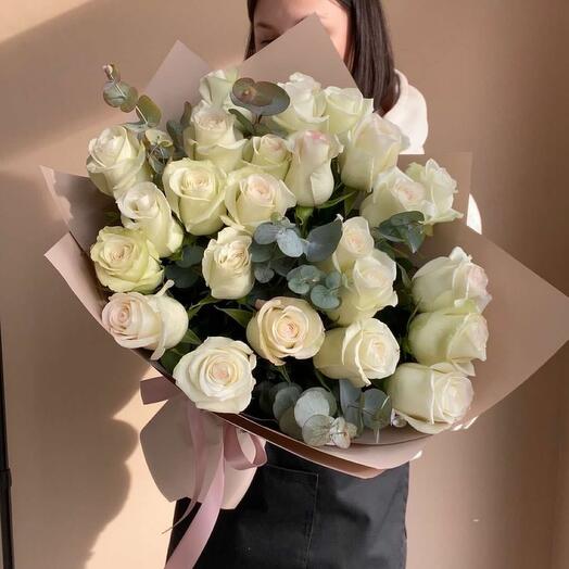 25 белых роз с эвкалиптом