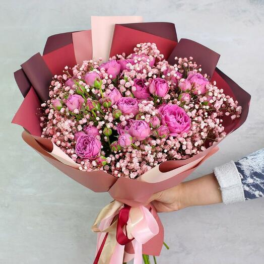Ramo de gypsophila rosa con rosas