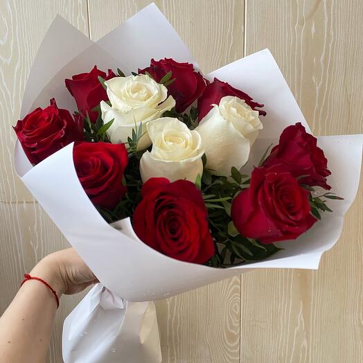 Ramo de rosas blancas y rojas