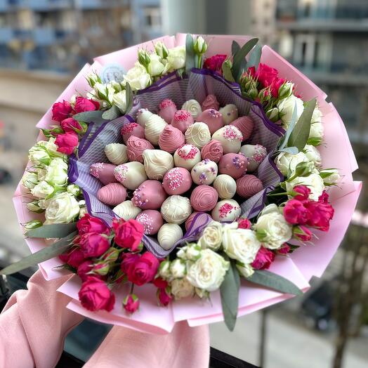 Клубника в шоколаде с цветами